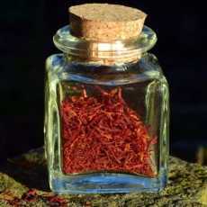 saffron-pistils-in-glass-bottle